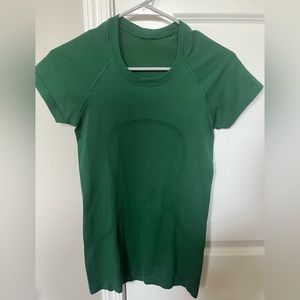 Swiftly Tech Shortsleeve 2.0 in Everglade green
